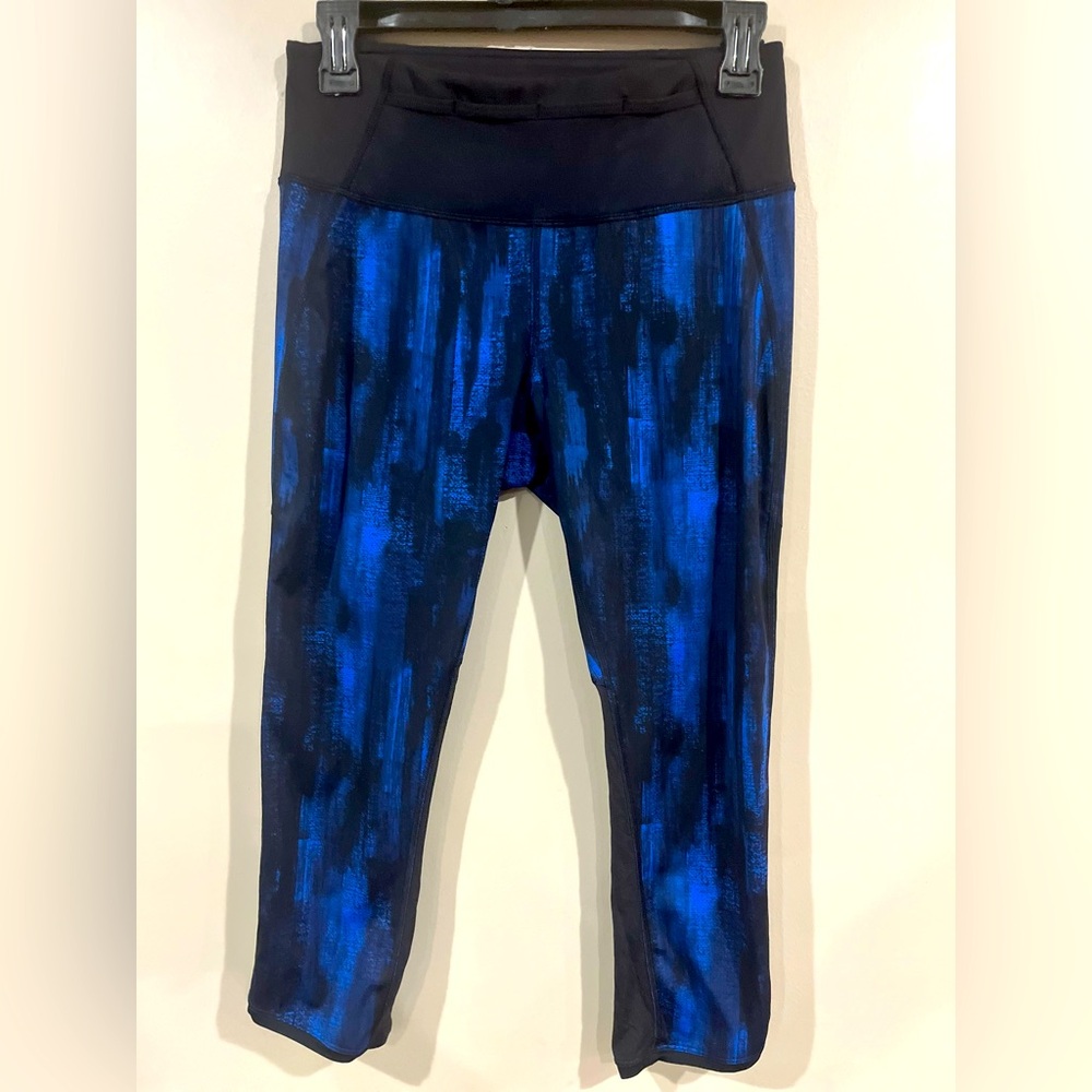 Lululemon cropped blue and black leggings size 6